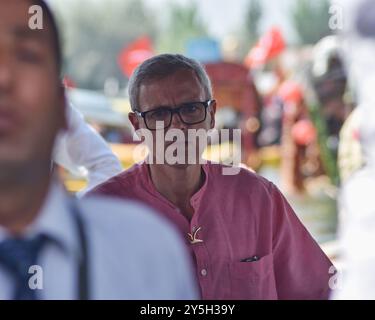 Srinagar, Jammu e Kashmir, India. 22 settembre 2024. L'ex primo ministro del Jammu e del Kashmir e il leader della Conferenza nazionale del Jammu e del Kashmir (JKNC) Omar Abdullah, seduto su una barca durante un raduno elettorale al lago dal a Srinagar, Kashmir amministrato dall'India, domenica 22 settembre 2024. (Credit Image: © Mubashir Hassan/Pacific Press via ZUMA Press Wire) SOLO PER USO EDITORIALE! Non per USO commerciale! Foto Stock