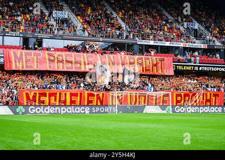 Mechelen, Belgio. 22 settembre 2024. I tifosi di Mechelen nella foto prima di una partita di calcio tra KV Mechelen e Cercle Brugge, domenica 22 settembre 2024 a Mechelen, il giorno 8 della stagione 2024-2025 della prima divisione del campionato belga 'Jupiler Pro League'. BELGA PHOTO TOM GOYVAERTS credito: Belga News Agency/Alamy Live News Foto Stock