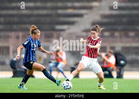 Milano, Italia, 22 settembre 2024: Martina Tomaselli (21 Inter) e Angelica Soffia (20 Milano) si battono per il pallone (duello) durante la partita di calcio seria A femminile tra l'Internazionale e il Milan all'Arena Civica Gianni Brera di Milano, Italia. (Daniela Porcelli/SPP) Foto Stock