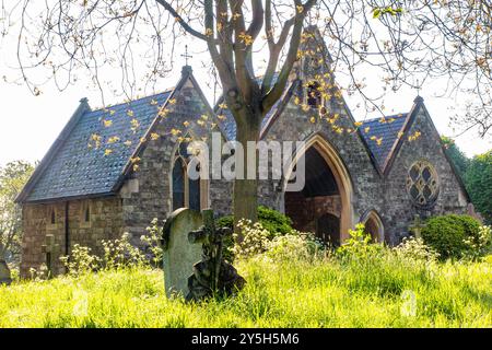 Un tranquillo cimitero di St Mary a Wandsswoth, Londra, in una soleggiata mattina di primavera Foto Stock