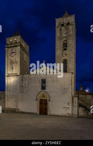 Parrocchia di San Vito Martire al crepuscolo con luna sullo sfondo, San Vito, Sardegna, Italia Foto Stock