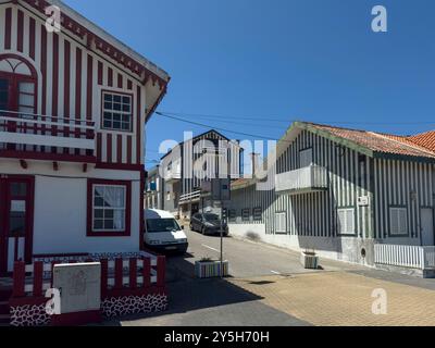 Costa Nova, Portogallo - 30 maggio 2024: Vista delle tradizionali case colorate nel villaggio di Costa Nova, a Ilhavo, Portogallo. Foto Stock