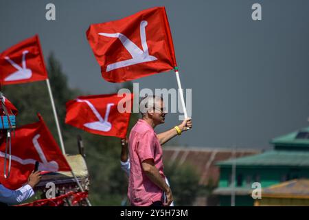 Srinagar, India. 22 settembre 2024. L'ex primo ministro del Jammu e del Kashmir e il leader della Conferenza nazionale del Jammu e del Kashmir (JKNC) Omar Abdullah, detiene la bandiera del suo partito durante un raduno elettorale sul lago dal a Srinagar. La National Conference (NC) ha tenuto un raduno elettorale attraverso il famoso lago dal, prima della seconda fase dei sondaggi dell'Assemblea. Credito: SOPA Images Limited/Alamy Live News Foto Stock