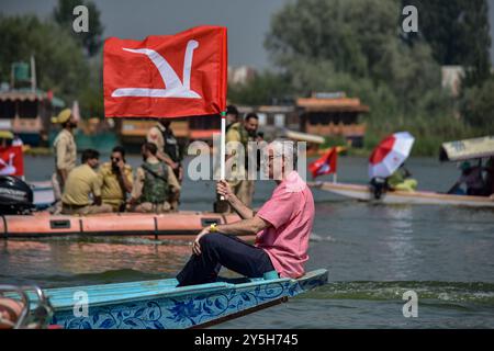 Srinagar, India. 22 settembre 2024. L'ex primo ministro del Jammu e del Kashmir e il leader della Conferenza nazionale del Jammu e del Kashmir (JKNC) Omar Abdullah, detiene la bandiera del suo partito durante un raduno elettorale sul lago dal a Srinagar. La National Conference (NC) ha tenuto un raduno elettorale attraverso il famoso lago dal, prima della seconda fase dei sondaggi dell'Assemblea. Credito: SOPA Images Limited/Alamy Live News Foto Stock