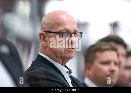 Tom Rowe (Loewen Frankfurt, Trainer), GER, Loewen Frankfurt vs. EHC Red Bull Muenchen, Eishockey, Penny-DEL, 2. Spieltag, Spielzeit 2024/2025, 22.09.2024. Foto: Eibner-Pressefoto/Florian Wiegand Foto Stock