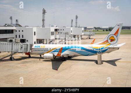 Vista di un aereo della compagnia aerea NOK Air, all'Aeroporto Internazionale Don Mueang. L'Aeroporto Internazionale Don Mueang (DMK) è uno dei due principali aeroporti internazionali che servono Bangkok, Thailandia, mentre l'altro è l'Aeroporto Suvarnabhumi (BKK). Don Mueang è noto per essere uno dei più antichi aeroporti internazionali del mondo, avendo aperto nel 1914. Foto Stock