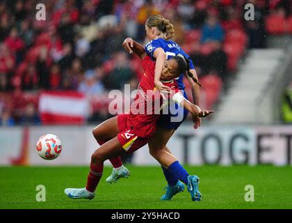 Taylor Hinds (a sinistra) del Liverpool viene sfidato da Ruby Mace del Leicester City durante il Barclays Women's Super League Match al Totally Wicked Stadium, St. Helens. Data foto: Domenica 22 settembre 2024. Foto Stock