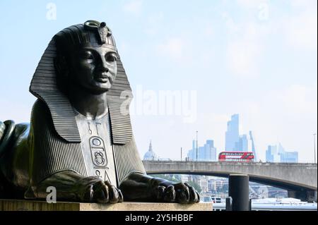 Londra, Regno Unito. Una delle due spine in bronzo in stile egiziano (progettate da George John Vulliamy) che fiancheggiano Cleopatra's Needle sul Victoria Embankment. Moder Foto Stock