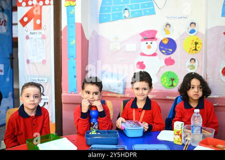 (240922) -- CAIRO, 22 settembre 2024 (Xinhua) -- gli studenti fanno colazione il primo giorno di un nuovo anno accademico al Cairo, Egitto, 22 settembre 2024. (Xinhua/Ahmed Gomaa) Foto Stock