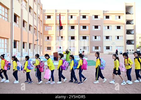 (240922) -- CAIRO, 22 settembre 2024 (Xinhua) -- gli studenti arrivano a scuola il primo giorno di un nuovo anno accademico al Cairo, Egitto, 22 settembre 2024. (Xinhua/Ahmed Gomaa) Foto Stock