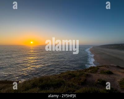 Vista panoramica della spiaggia nord (Praia do Norte) al tramonto, a Nazare, Portogallo Foto Stock