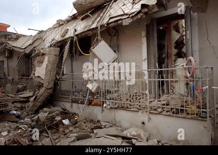 Saviano, Italia. 22 settembre 2024. Quello che rimane dell'edificio crollato dopo una fuga di gas nella città di Saviano in provincia di Napoli. 22 settembre 2024. (Foto di Vincenzo Izzo/Sipa USA) credito: SIPA USA/Alamy Live News Foto Stock