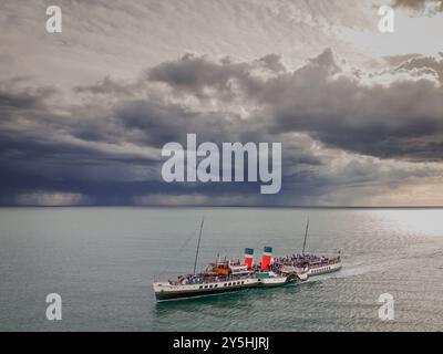 L'ultimo battello a vapore al mondo, il Waverley, passa davanti a Beachy Head sulla strada per Eastbourne Pier in condizioni di tempo avverse. Il piroscafo alimentato a petrolio Foto Stock