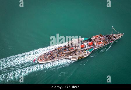 L'ultimo battello a vapore al mondo, il Waverley, passa davanti a Beachy Head sulla strada per Eastbourne Pier in condizioni di tempo avverse. Il piroscafo alimentato a petrolio Foto Stock