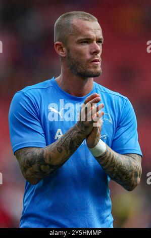 Sheffield, Regno Unito. 21 settembre 2024. Il centrocampista della contea di Derby Joe Ward (23) riscalda applaude i tifosi durante la partita Sheffield United FC contro Derby County FC Sky BET EFL Championship a Bramall Lane, Sheffield, Inghilterra, Regno Unito il 21 settembre 2024 Credit: Every Second Media/Alamy Live News Foto Stock