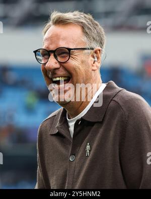 Paul Merson ex giocatore dell'Arsenal ora pundit televisivo gode di uno scherzo davanti alla partita di Premier League Manchester City vs Arsenal all'Etihad Stadium, Manchester, Regno Unito, 22 settembre 2024 (foto di Mark Cosgrove/News Images) Foto Stock