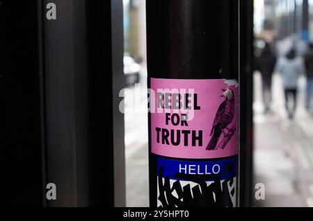 Londra, Regno Unito. 11 settembre 2024. Una ribellione per l'estinzione, un segno di ribellione per la verità su un lampost a Londra. Crediti: Maureen McLean/Alamy Foto Stock