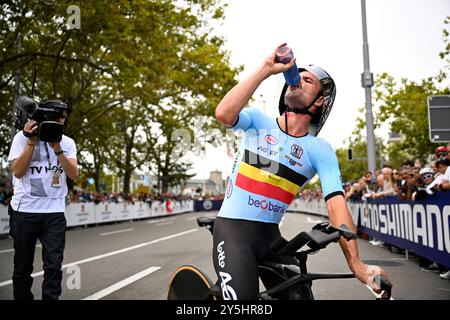 Zurigo, Svizzera. 22 settembre 2024. Il belga Victor Campenaerts beve dopo la gara individuale maschile di cronometro ai Campionati del mondo di ciclismo su strada e su strada 2024 UCI, domenica 22 settembre 2024, a Zurigo, Svizzera. I Mondi si svolgono dal 21 al 29 settembre. BELGA PHOTO JASPER JACOBS credito: Belga News Agency/Alamy Live News Foto Stock