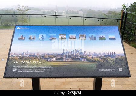 Cartellone turistico di una vista iconica e panoramica di Greenwich che mostra il paesaggio del Dockland, del centro di Londra e dell'est di Londra Inghilterra Regno Unito Foto Stock