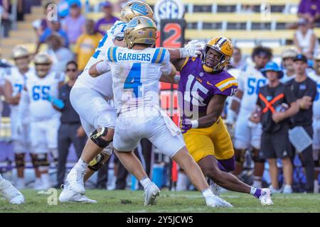 21 settembre 2024: Il defensive end della LSU Da'Shawn Womack (15) tenta di ottenere il quarterback UCLA Ethan Garbers (4) durante la partita di football della NCAA tra gli UCLA Bruins e i LSU Tigers al Tiger Stadium di Baton Rouge, LOUISIANA. Jonathan Mailhes/CSM Foto Stock