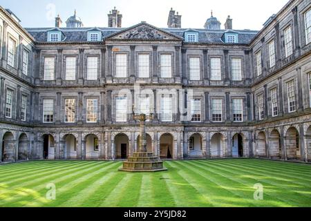 EDIMBURGO, GRAN BRETAGNA - 10 SETTEMBRE 2014: Questa è la facciata posteriore di Holyrood Palace, la più antica residenza reale ufficiale in Scozia. Foto Stock