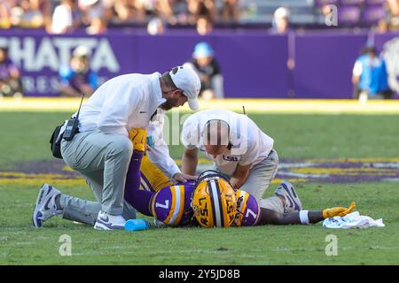 21 settembre 2024: Il linebacker della LSU Harold Perkins Jr. (7) si trova a terra dopo essere stato ferito durante la partita di calcio della NCAA tra gli UCLA Bruins e i LSU Tigers al Tiger Stadium di Baton Rouge, LOUISIANA. Jonathan Mailhes/CSM Foto Stock