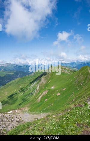 Vista verticale delle splendide cime montuose vicino a Beaufort in Savoia durante l'estate, che mostrano questa splendida destinazione escursionistica in Francia Foto Stock