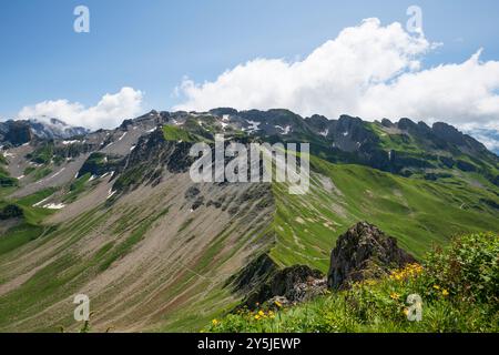 Viste panoramiche delle cime montuose vicino a Beaufort in Savoia durante l'estate, mostrando questa splendida destinazione escursionistica in Francia Foto Stock