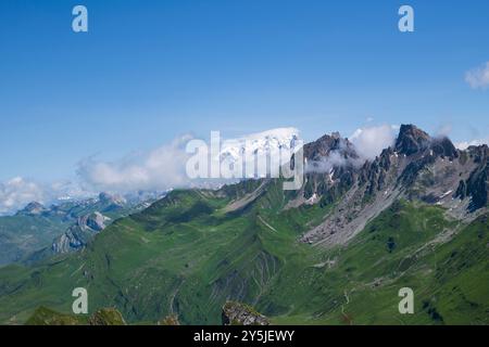 Un paesaggio estivo panoramico della Savoia, Francia, caratterizzato dal Monte bianco parzialmente avvolto da nuvole, con un vasto cielo blu e spazio per copiare Foto Stock