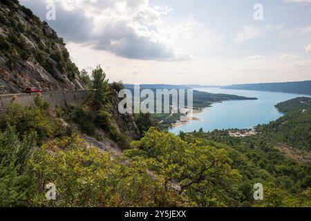 Vista panoramica del lago Sainte Croix a Verdon, un popolare luogo turistico conosciuto per i suoi paesaggi mozzafiato e le vivaci attività sportive acquatiche Foto Stock