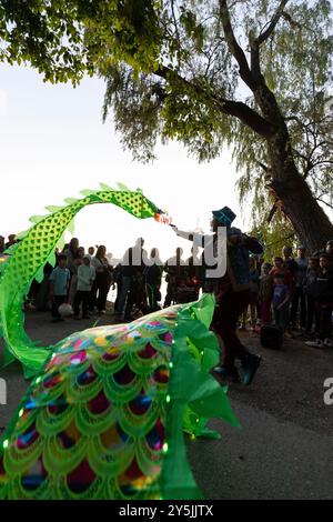 L'artista Wei dai esegue una danza del drago durante la celebrazione autunnale equinozio della Luminata al Green Lake Park di Seattle sabato 21 settembre 2024. Foto Stock