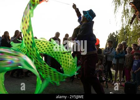 L'artista Wei dai esegue una danza del drago durante la celebrazione autunnale equinozio della Luminata al Green Lake Park di Seattle sabato 21 settembre 2024. Foto Stock