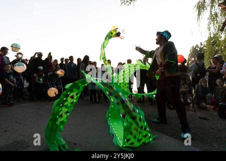 L'artista Wei dai esegue una danza del drago durante la celebrazione autunnale equinozio della Luminata al Green Lake Park di Seattle sabato 21 settembre 2024. Foto Stock