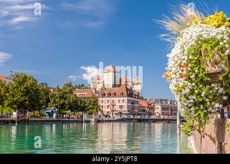 Il villaggio turistico di Annecy in alta Savoia, Rhône-Alpes, Francia Foto Stock