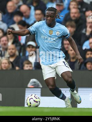 Jérémy Doku del Manchester City fa una pausa con il pallone durante la partita di Premier League Manchester City vs Arsenal all'Etihad Stadium, Manchester, Regno Unito, 22 settembre 2024 (foto di Mark Cosgrove/News Images) Foto Stock