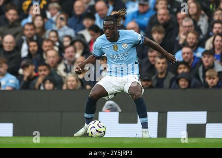 Jérémy Doku del Manchester City fa una pausa con il pallone durante la partita di Premier League Manchester City vs Arsenal all'Etihad Stadium, Manchester, Regno Unito, 22 settembre 2024 (foto di Mark Cosgrove/News Images) Foto Stock