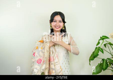 Bella donna asiatica a Kurtha per Diwali che dà espressioni e gesti con luci natalizie a LED Foto Stock