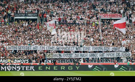 Stoccarda, Germania. 22 settembre 2024. im Bild: I fan di Plakat der Stuttgarter gegen Waldemar Anton wegen seinem Wechsel nach Dortmund. 22.09.2024, Fussball, 1. Bundesliga, 4. Spieltag, VfB Stuttgart - Borussia Dortmund, GER, Stuttgart, MHPArena, DFL VIETANO QUALSIASI USO DI FOTOGRAFIE COME SEQUENZE DI IMMAGINI E/O QUASI-VIDEO. Credito: dpa/Alamy Live News Foto Stock