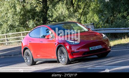 Milton Keynes, Regno Unito - 16 settembre 2024: 2022 TESLA rossa MODELLO Y LONG RANGE AWD Foto Stock