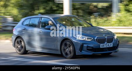 Milton Keynes, Regno Unito - 16 settembre 2024: 2024 BMW 118 estate grigia Foto Stock