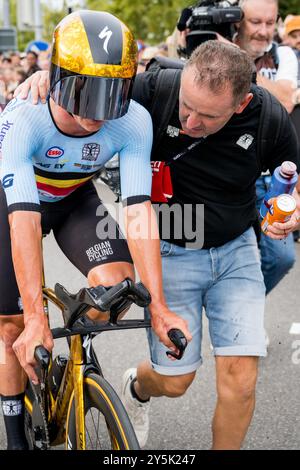 Zurigo, Svizzera. 22 settembre 2024. Il belga Remco Evenepoel festeggia dopo aver vinto la gara di cronometro maschile ai Campionati del mondo di ciclismo su strada e su strada 2024 UCI, domenica 22 settembre 2024, a Zurigo, Svizzera. I Mondi si svolgono dal 21 al 29 settembre. BELGA PHOTO JASPER JACOBS credito: Belga News Agency/Alamy Live News Foto Stock