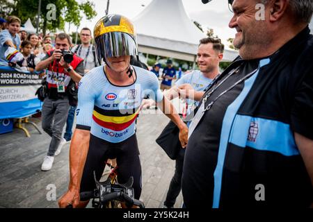 Zurigo, Svizzera. 22 settembre 2024. Il belga Remco Evenepoel festeggia dopo aver vinto la gara di cronometro maschile ai Campionati del mondo di ciclismo su strada e su strada 2024 UCI, domenica 22 settembre 2024, a Zurigo, Svizzera. I Mondi si svolgono dal 21 al 29 settembre. BELGA PHOTO JASPER JACOBS credito: Belga News Agency/Alamy Live News Foto Stock