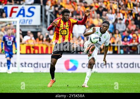 Mechelen, Belgio. 22 settembre 2024. Aziz Ouatarra di Mechelen e Abu Francis di Cercle in azione durante una partita di calcio tra KV Mechelen e Cercle Brugge, domenica 22 settembre 2024 a Mechelen, il giorno 8 della stagione 2024-2025 della prima divisione del campionato belga 'Jupiler Pro League'. BELGA PHOTO TOM GOYVAERTS credito: Belga News Agency/Alamy Live News Foto Stock