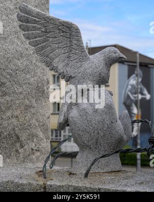 Una vista di una colomba che fa parte del memoriale dello sciopero della fame di H Block nella zona di Bogside di Derry Foto Stock