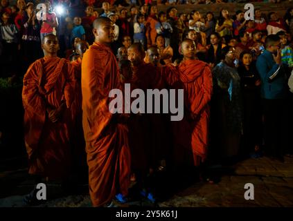 Bhaktapur, Nepal. 22 settembre 2024. I monaci guardano Pulu Kisi, l'elefante del dio della pioggia e il re dei cieli, Lord Indra viene portato in processione intorno all'antica città di Bhaktapur per concludere la celebrazione di otto giorni del festival Indra Jatra a Bhaktapur, Nepal, domenica 22 settembre 2024. (Credit Image: © Skanda Gautam/ZUMA Press Wire) SOLO PER USO EDITORIALE! Non per USO commerciale! Foto Stock