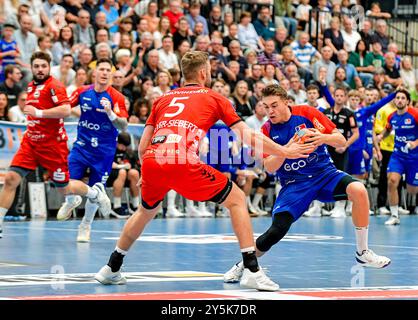 Elias Huber (HBW Balingen-Weilstetten, #07) AM Ball, HBW Balingen Weilstetten vs. ASV Hamm Westfalen, Handball 2. Bundesliga, 3. Spieltag, Spielzeit 2024/2025, 22.09.2024, Eibner-Pressefoto/Andreas Ulmer Foto Stock