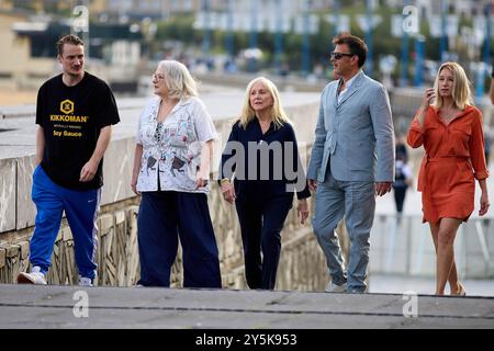 Donostia-San Sebastian, Paesi Baschi, Spagna. 22 settembre 2024. Festival del cinema. SSIFF 72. Pierre Lottin (attore), Josiane Balasko (attrice), Helene Vincent (attrice), Francois Ozon (regista) e Ludivine Sagnier (attrice) sulla terrazza del Kursaal durante il photocall del film francese 'Quand vient l'automne/When Fall is coming', parte della selezione ufficiale della 72a edizione del San Sebastián International Film Festival Zinemaldia, a San Sebastian, il 22 settembre 2024. Credito : Iñigo Alzugaray/Cordon Press credito: CORDON PRESS/Alamy Live News Foto Stock