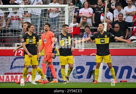 Stoccarda, Germania. 22 settembre 2024. Calcio: Bundesliga, VfB Stuttgart - Borussia Dortmund, Matchday 4, MHPArena. I giocatori di Dortmund si lamentano. Credito: Jan-Philipp Strobel/dpa - NOTA IMPORTANTE: In conformità con le normative della DFL German Football League e della DFB German Football Association, è vietato utilizzare o far utilizzare fotografie scattate nello stadio e/o della partita sotto forma di immagini sequenziali e/o serie di foto video./dpa/Alamy Live News Foto Stock