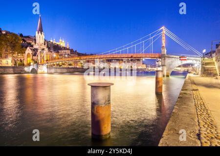 Chiesa Santo-giorgio e passerella a Lione, Rhône Rhône-Alpes, in Francia Foto Stock