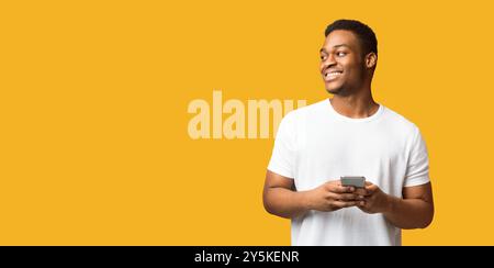 Felice afro ragazzo che guarda lo spazio libero Foto Stock